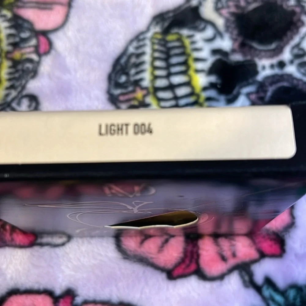 KVD Light 004 Good Apple Skin-Perfecting Hydrating Foundation Balm - Picture 4 of 6